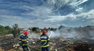 Un incendiu de vegetație a stârnit panică la Cobia